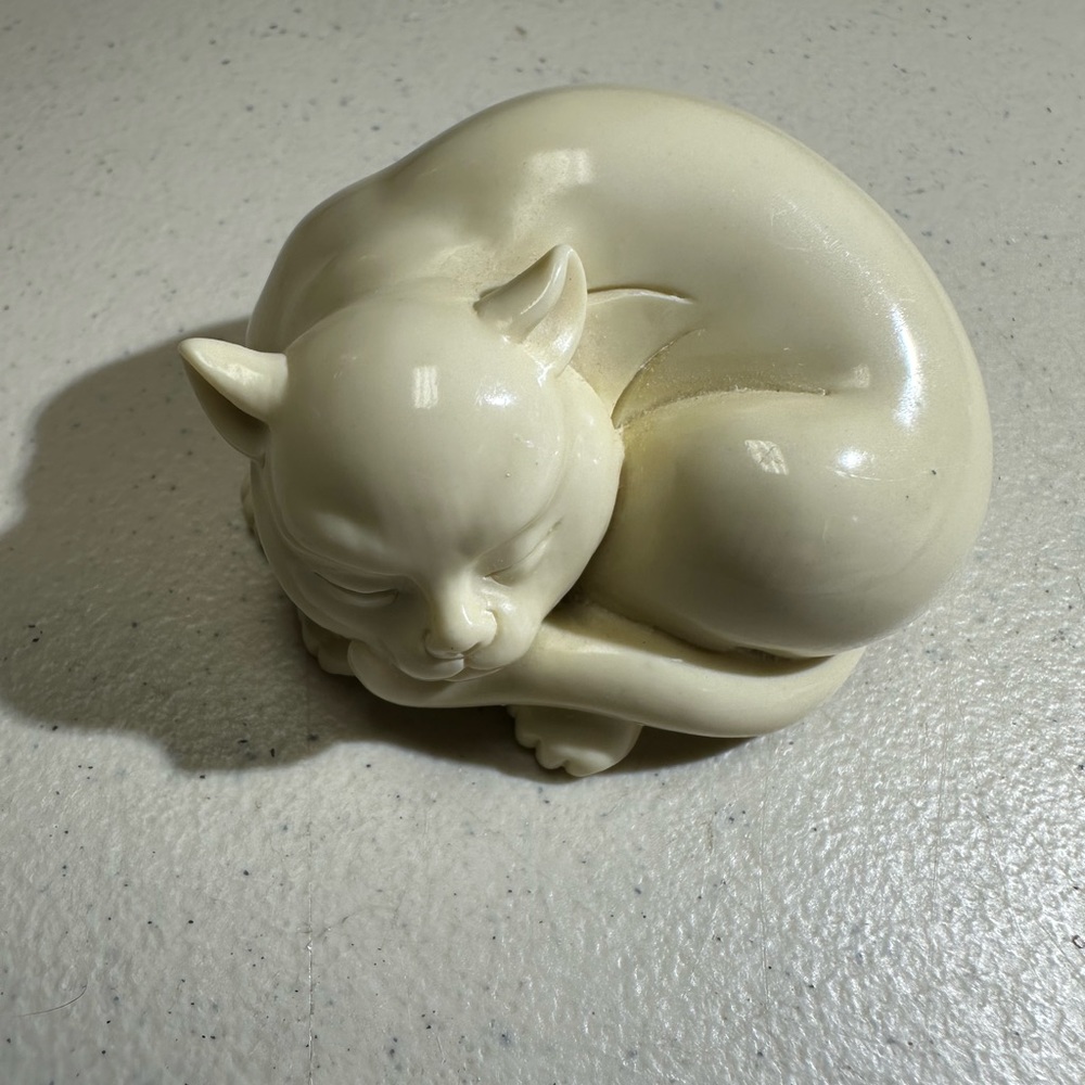 1986 Franklin Mint cream/ivory cat figurine